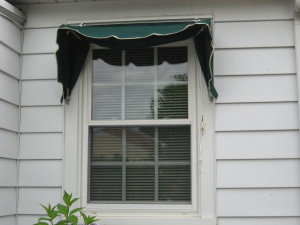 Retractable traditional window awning